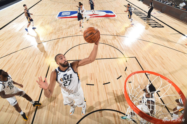 在中场构建 在中场构建